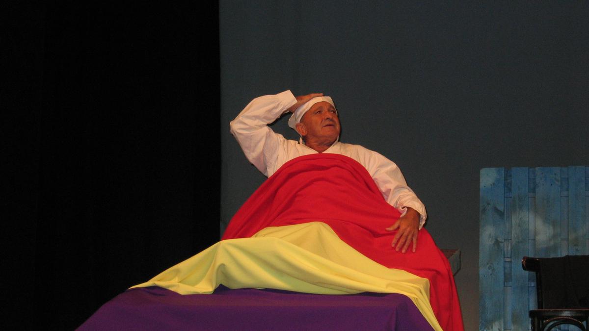 Rafel Ramis, durante la representación de la adaptación de &#039;Tot Déu al Cel&#039; durante las fiestas de Sant Mateu de Bunyola en 2006.