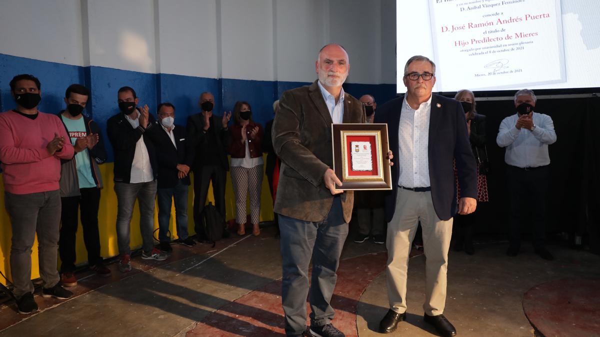 José Andrés, aclamado en Mieres, en su ruta didáctica por Asturias de la mano de los Premios Princesa