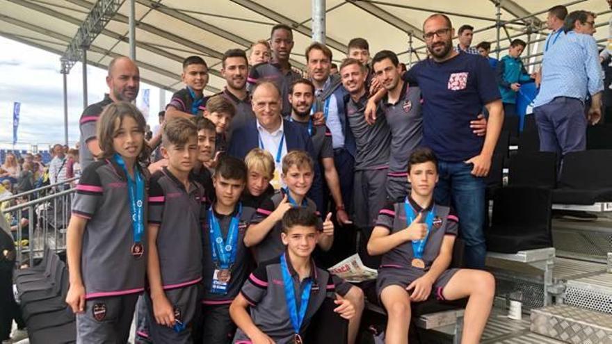 El presidente del Levante, Quico Catalán, y el de la Liga, Javier Tebas, con los niños del Levante UD.