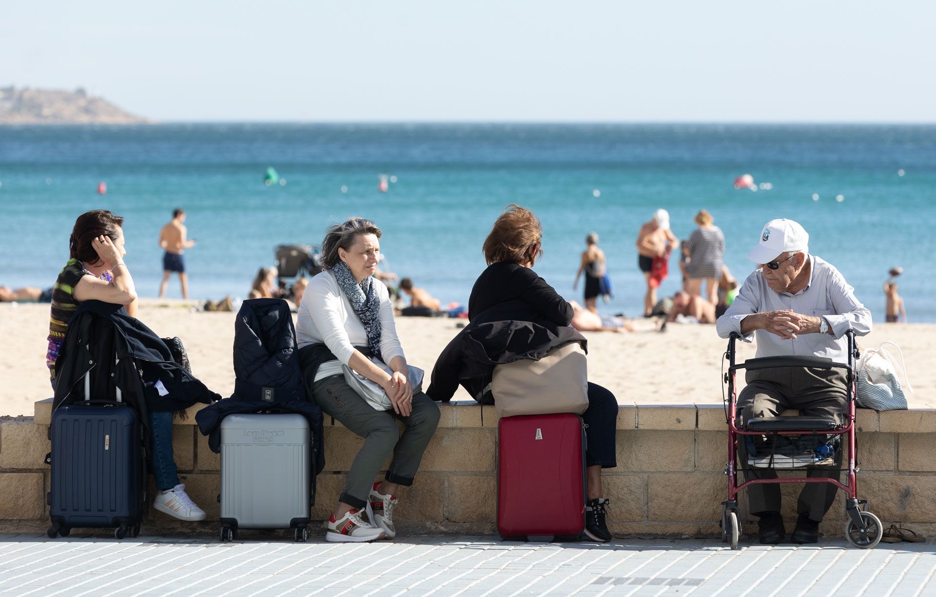 Numerosas personas disfrutan de un primaveral día en la Playa de El Postiguet