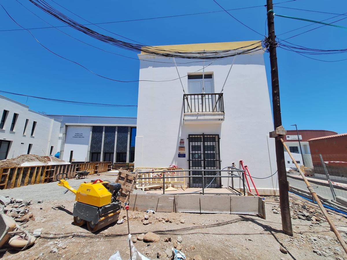 Imagen del edificio para la Juventud con las obras de la plazoleta que se ejecutan justo al lado.