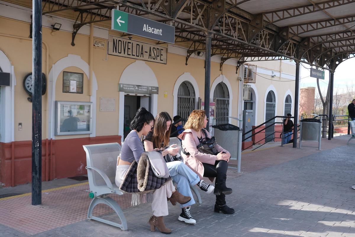 Un grupo de amigas espera un cercanías para ir de Novelda a Alicante.