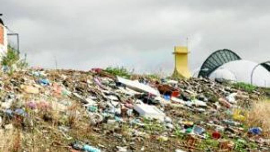 Cerro de Reyes urge que se concluyan los derribos y la limpieza de la zona de la riada