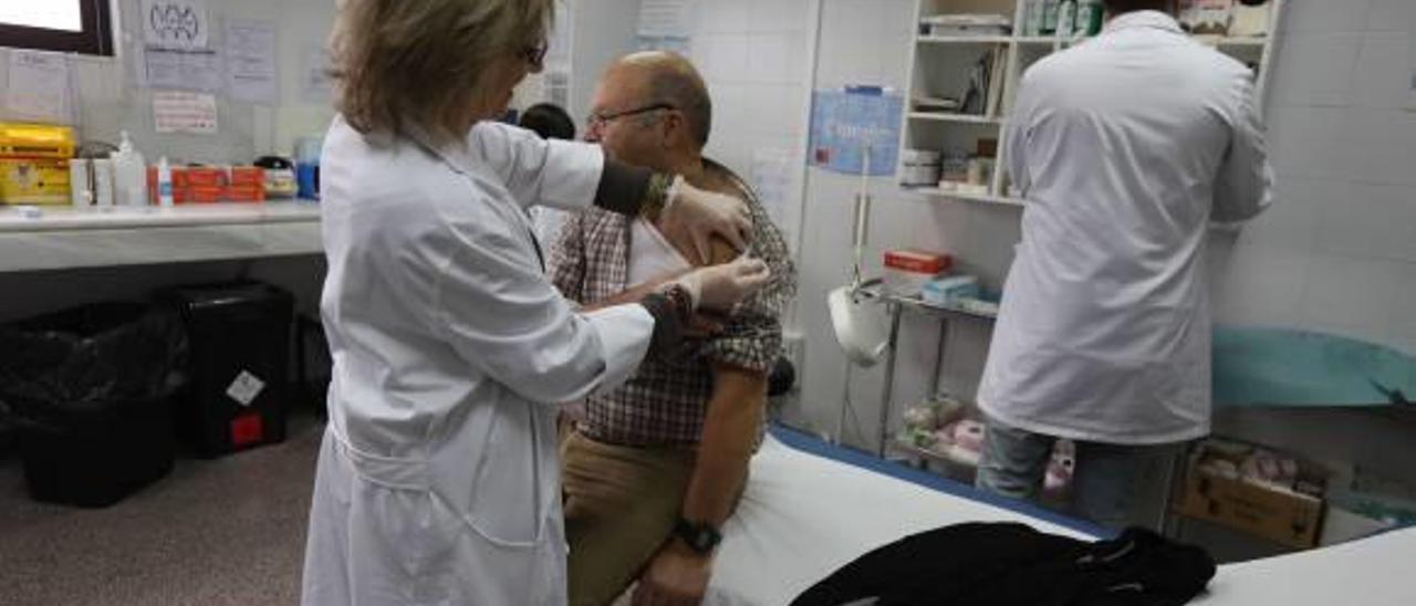 Sanidad obliga a los enfermeros a vacunar contra la gripe