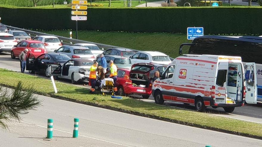 Al menos una mujer herida en un accidente múltiple en el acceso a Oviedo por plaza Castilla