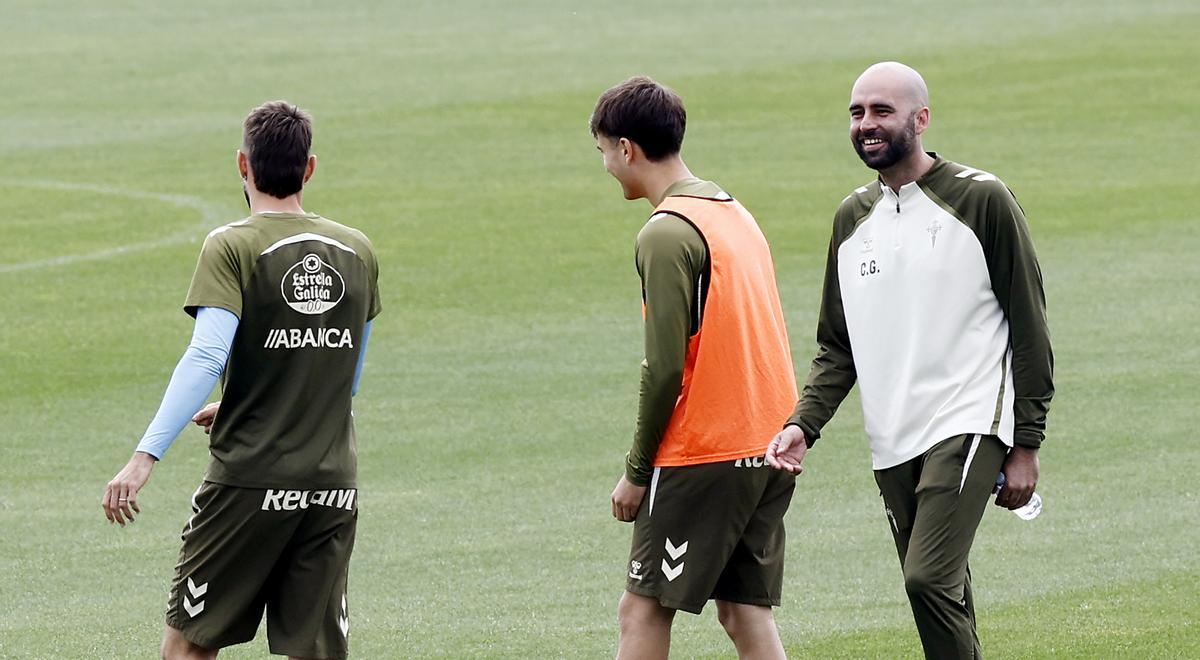 Claudio Giráldez, durante el entrenamiento del Celta este jueves en Afouteza
