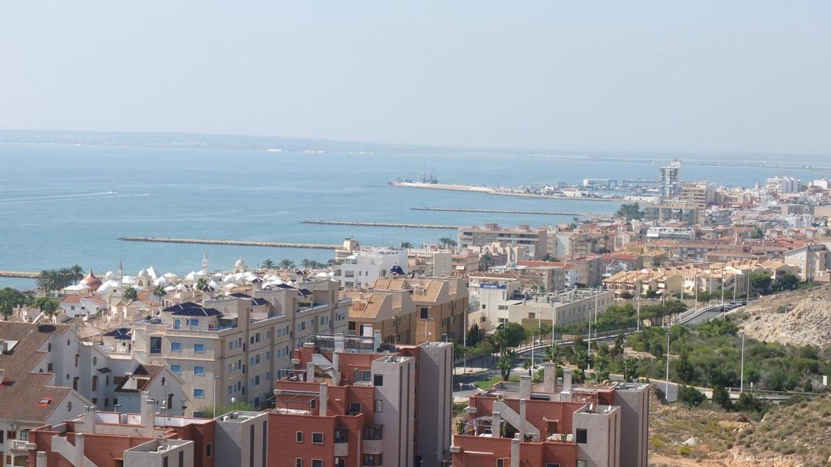 Vista general de edificios de Santa Pola del Este el pasado verano.