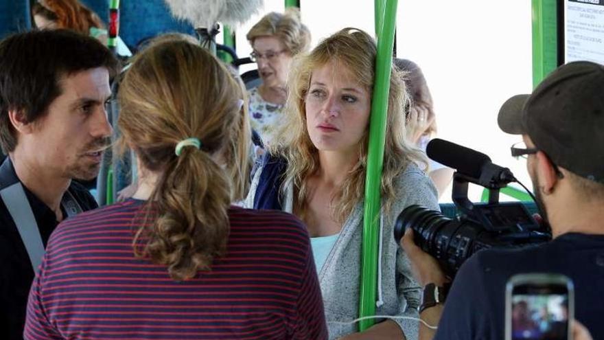 Marta Larralde, en un momento del rodaje, ayer en un autobús de Vitrasa.