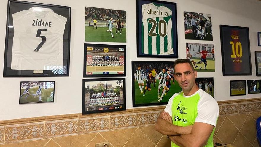 Alberto Aguilar, en su domicilio, con algunos de sus recuerdos como jugador.
