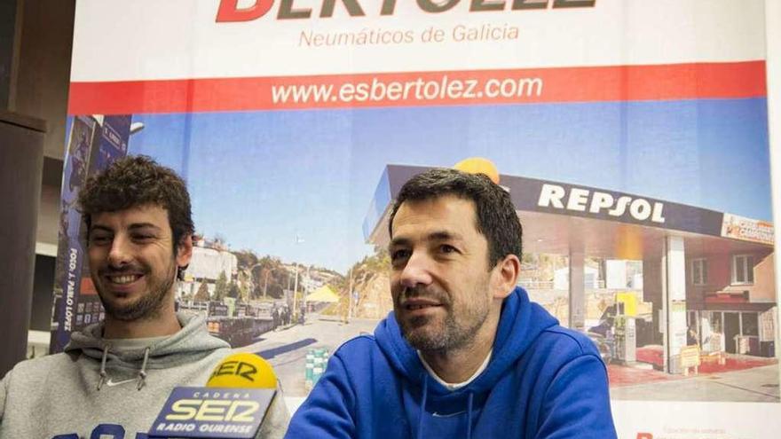 El ala pívot Tomás Fernández y el técnico, García de Vitoria, en la rueda de prensa de ayer. // FdV