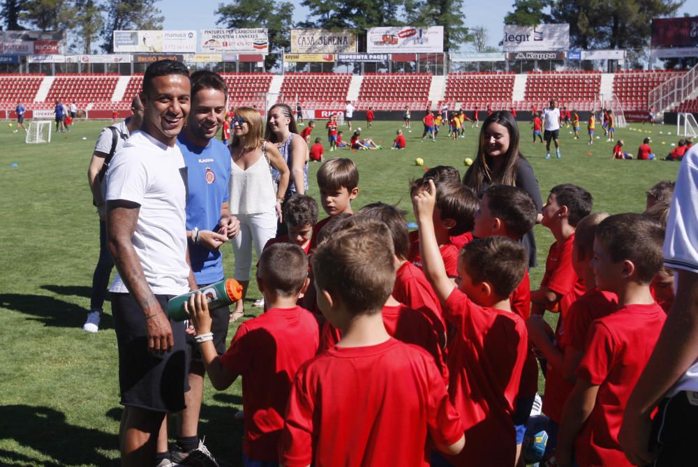 Thiago Alcántara visita el campus del Girona FC