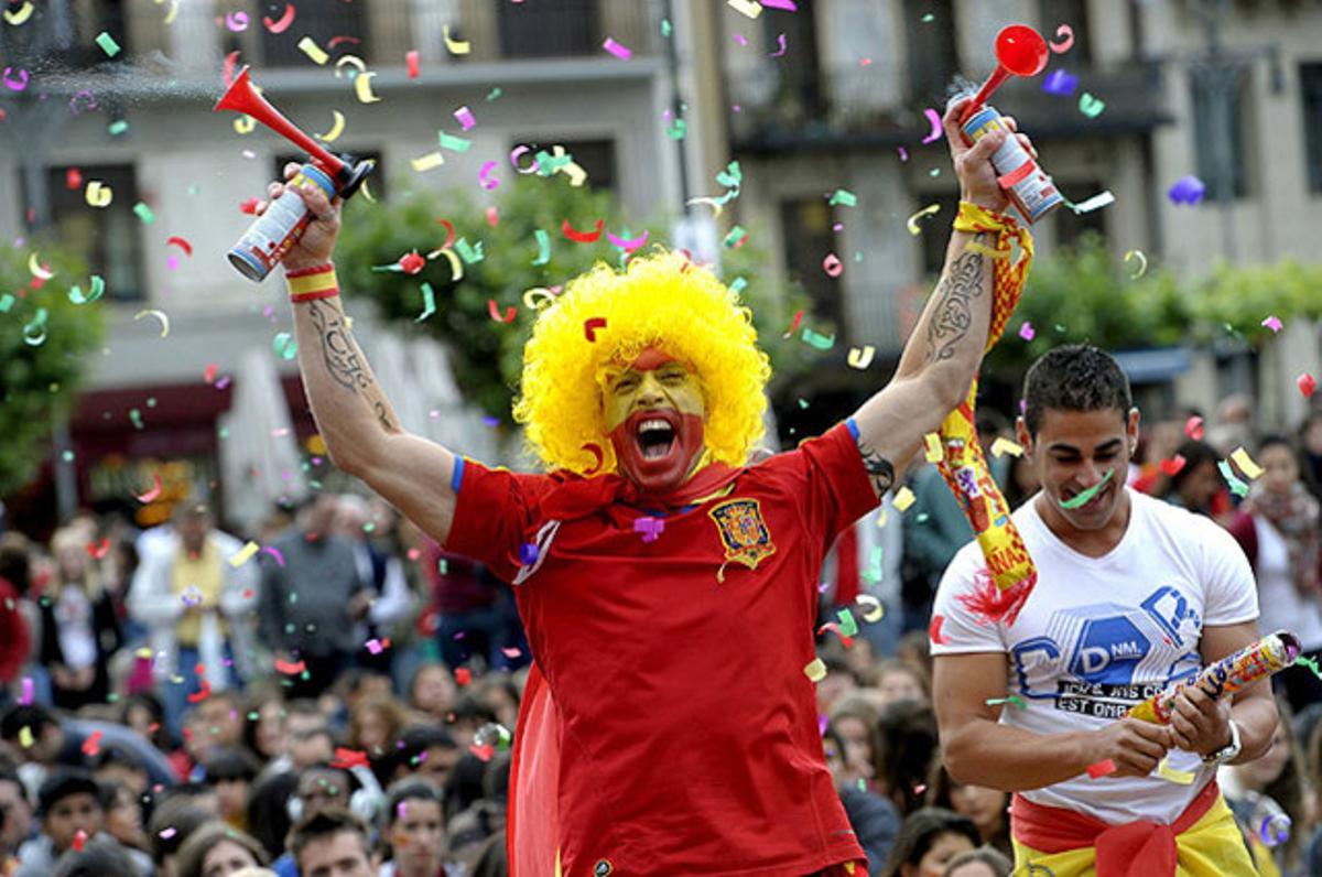 Ambient de festa entre els aficionats d’Espanya, durant la final entre Espanya i Itàlia, des de la plaça del Castillo de Pamplona.