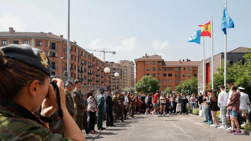 Militares y alumnos del instituto Nª 5 el día que una representación de las Fuerzas Armadas acudió al centro para izar las banderas de España, Asturias y Europa. | Mara Villamuza