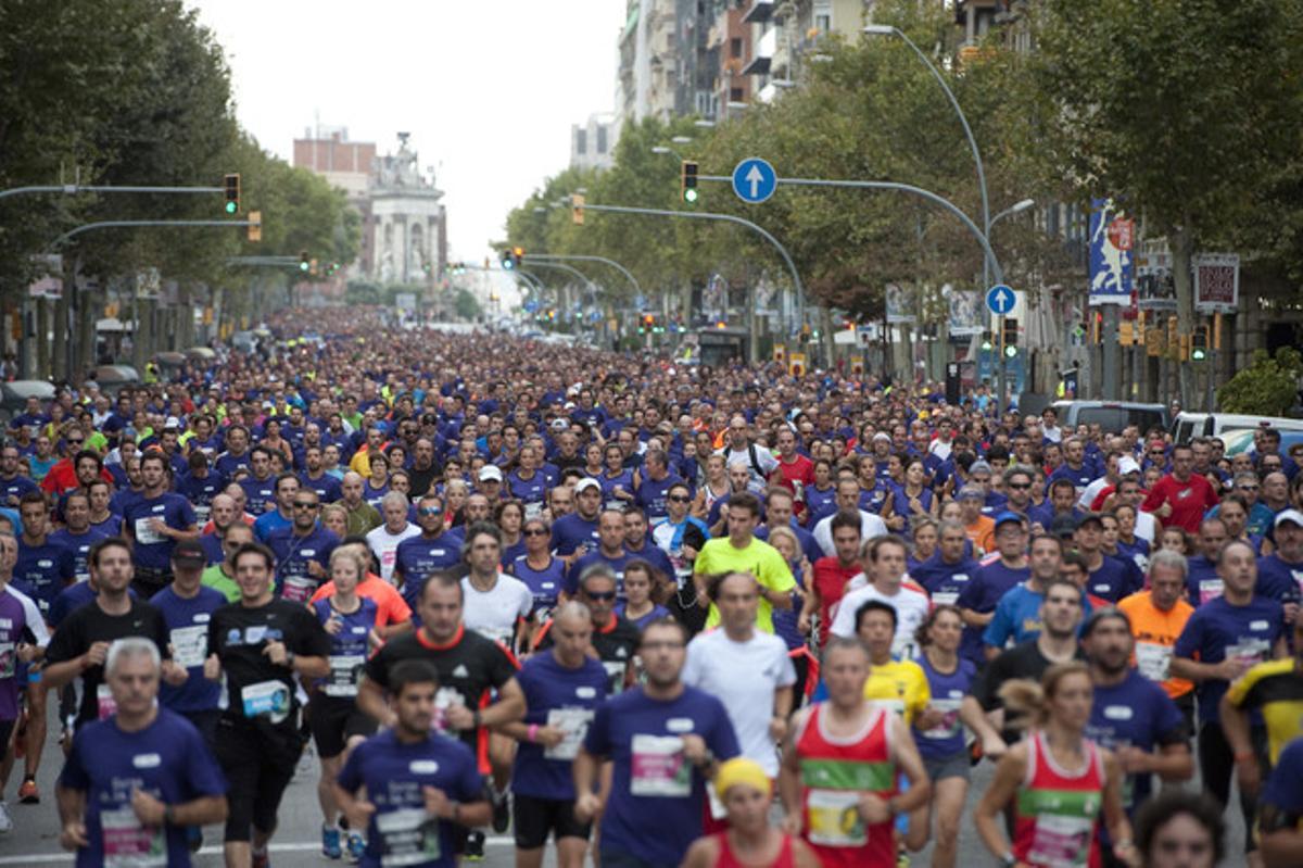 Els participants en la Cursa baixen pel Paral·lel després de la sortida a l’avinguda de Maria Cristina. Els participants en la Cursa baixen pel Paral·lel després de la sortida a l’avinguda de Maria Cristina.