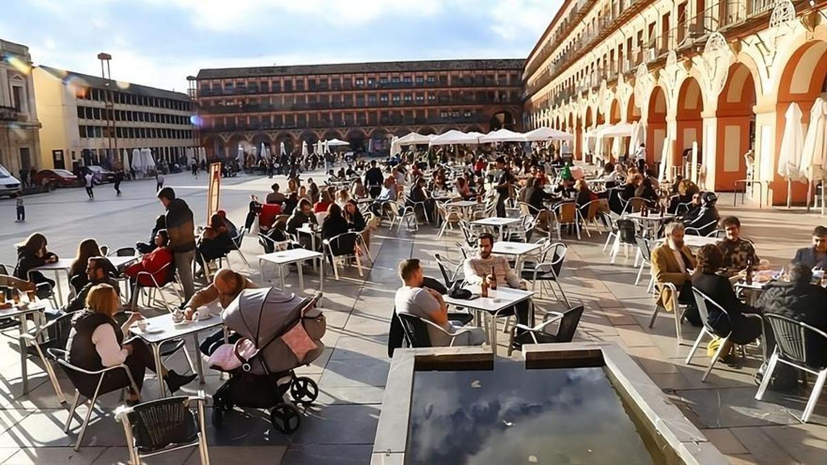 Imagen de cordobeses en la plaza de La Corredera.