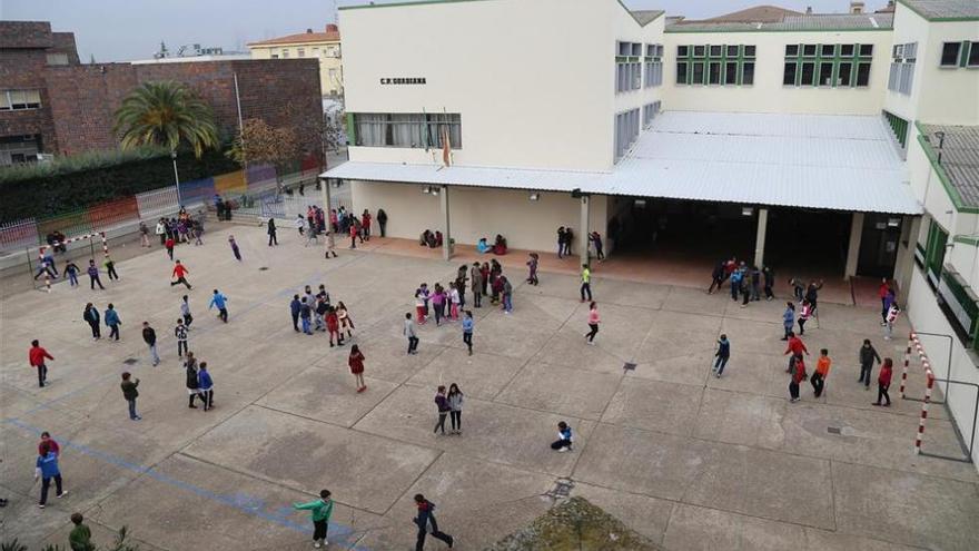 Badajoz invierte 180.000 euros en labores de pintura de seis colegios