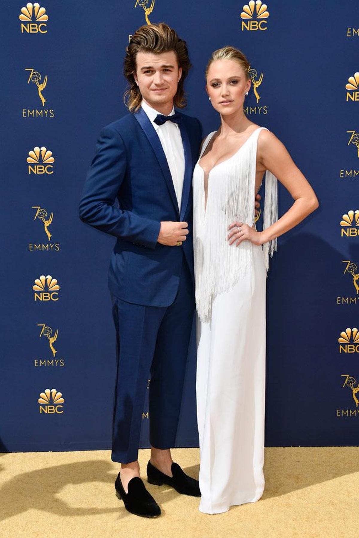 Maika Monroe junto a Joe Keery