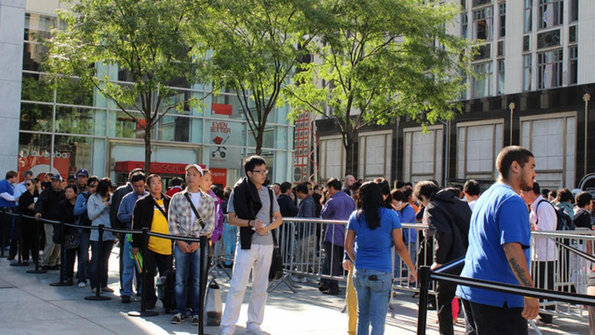 Cientos de personas esperan en las puertas de la icónica tienda de Apple en la Quinta Avenida de Nueva York para conseguir el nuevo iPhone 5