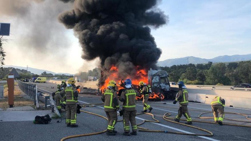 Bombers apagant l&#039;incendi que crema el camió accidentat a l&#039;AP-7 a l&#039;altura de Capmany