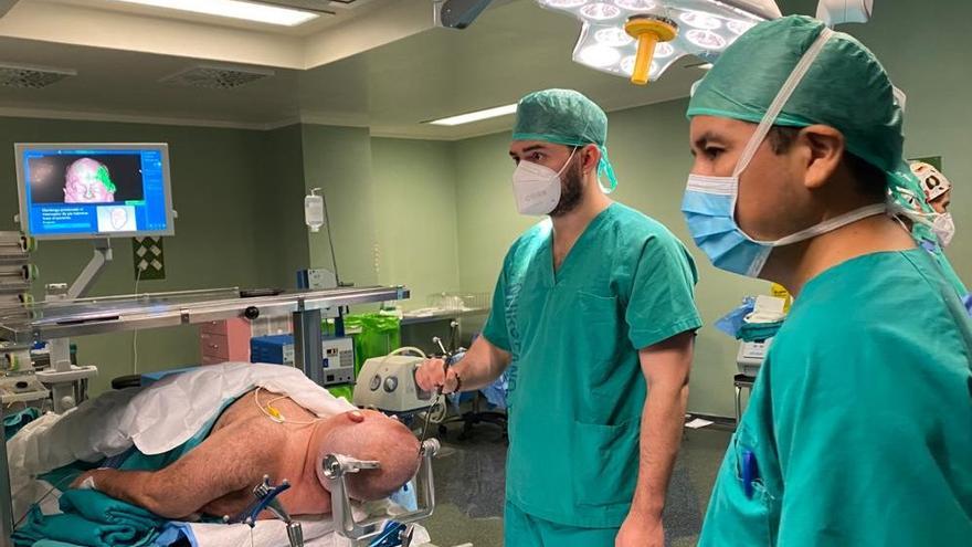 Cirugía a un paciente políglota en el Hospital Nuestra Señora de Candelaria