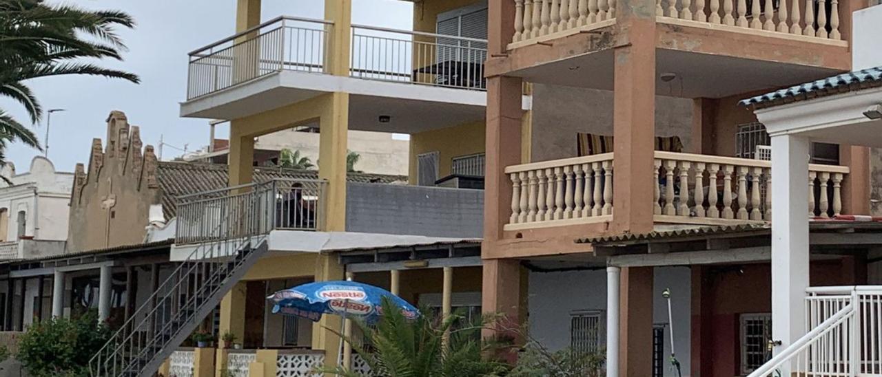 La vivienda okupada en primera línea de la playa está vacía tras asegurar los accesos la Guardia Civil y el dueño. | MÒNICA MIRA