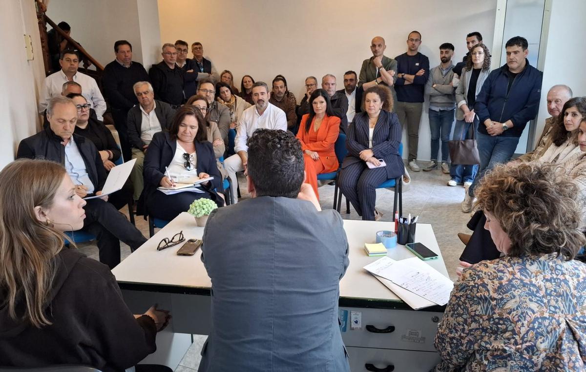 Reunión del grupo municipal del PP en Tomiño para analizar la falta de acceso a Internet.