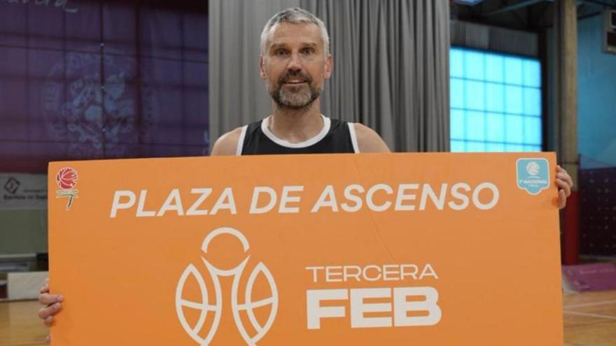 Gustavo Andújar, con el billete ganado en Valladolid. | R. Sabugueiro