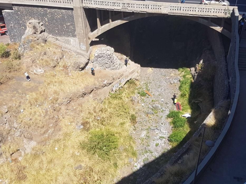 Una persona cae de un puente en Santa Cruz.