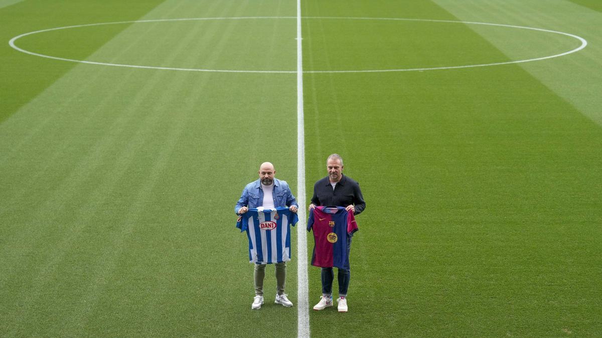 Manolo González, técnico del Espanyol, y Hansi Flick, entrenador del Barça, en la previa del derbi en el Estadi Johan Cruyff.