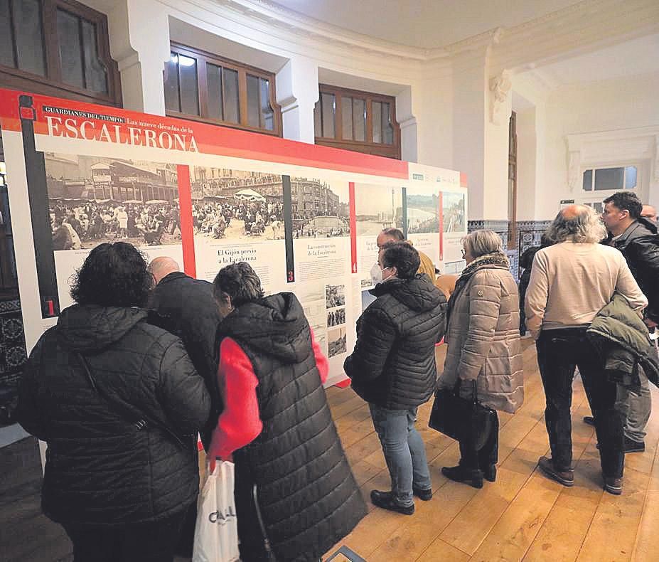 Visitantes en la exposición "Guardianes del tiempo" organizada por LA NUEVA ESPAÑA