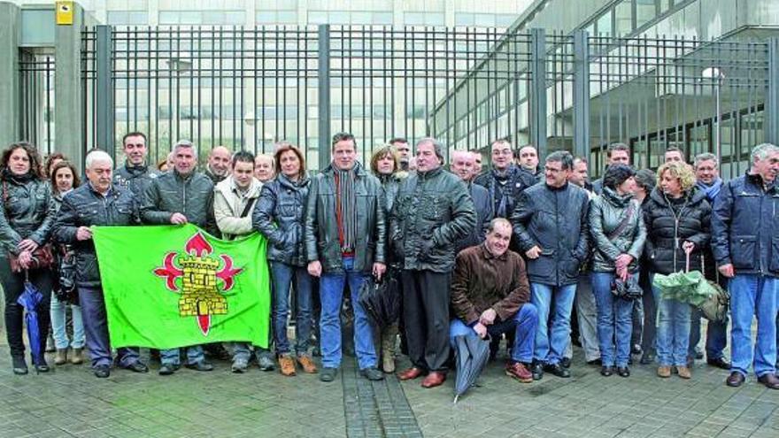 Los alcaldes y concejales del PSOE de Asturias y Aragón, ante la sede de Industria en Madrid.