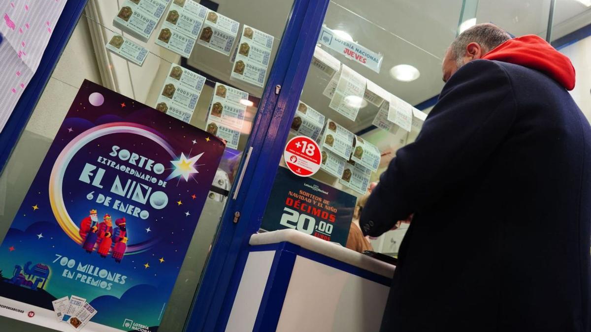 Una administración de lotería de Zamora con venta de décimos para El Niño.