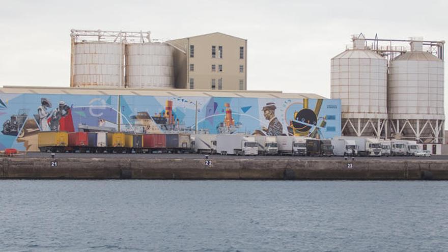 Vehículos utilizados en el rodaje de Star Wars aparcados en el muelle portuense. | fuselli