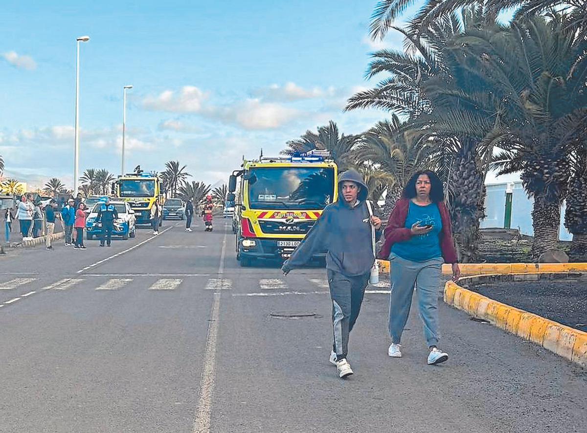 Varios vehículos de bomberos ante las puertas del CEIP Gran Tarajal tras la fuga de gas.