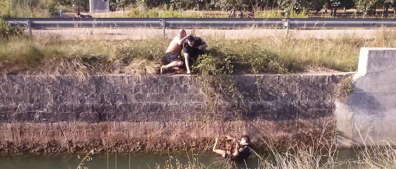 Rescatan a una mujer que cayó a la Acequia Real