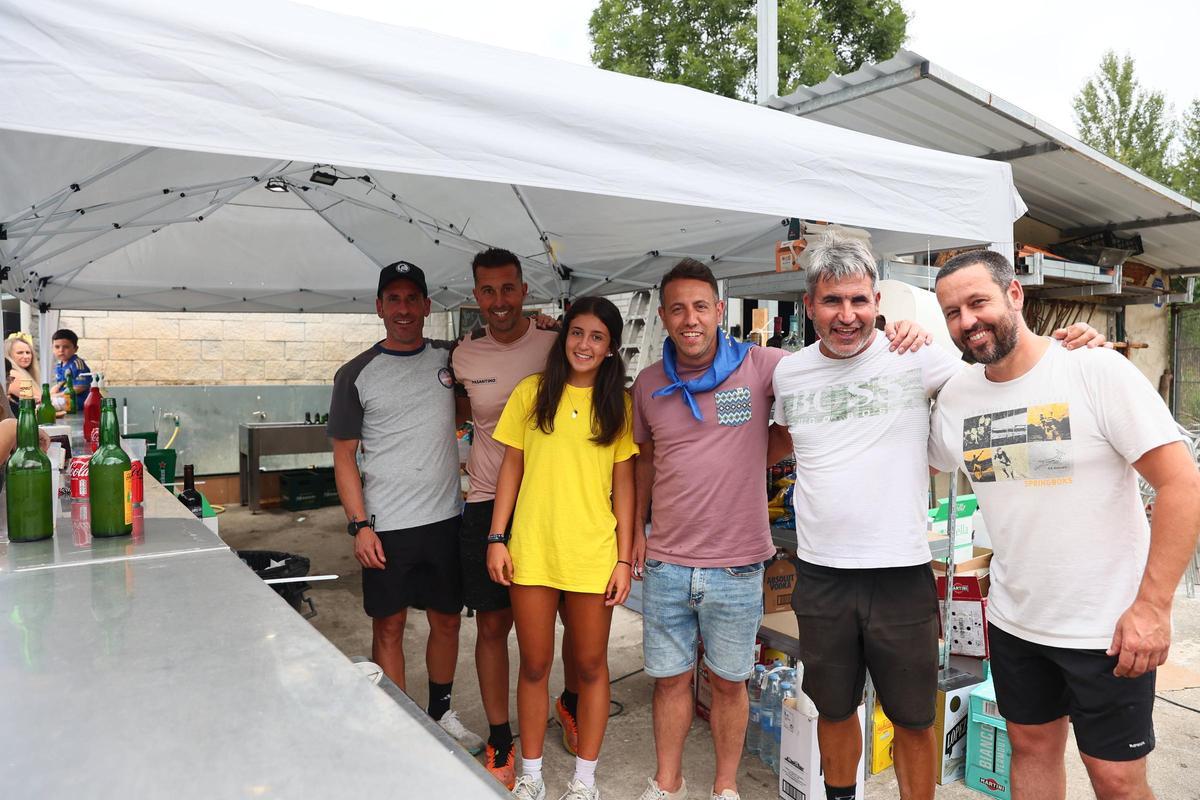 Por la izquierda, Jorge Valiente, Rafael Pasantino, Laura Valiente, Sergio Torres, José Valiente, Emiliano Fernández detrás de la barra.
