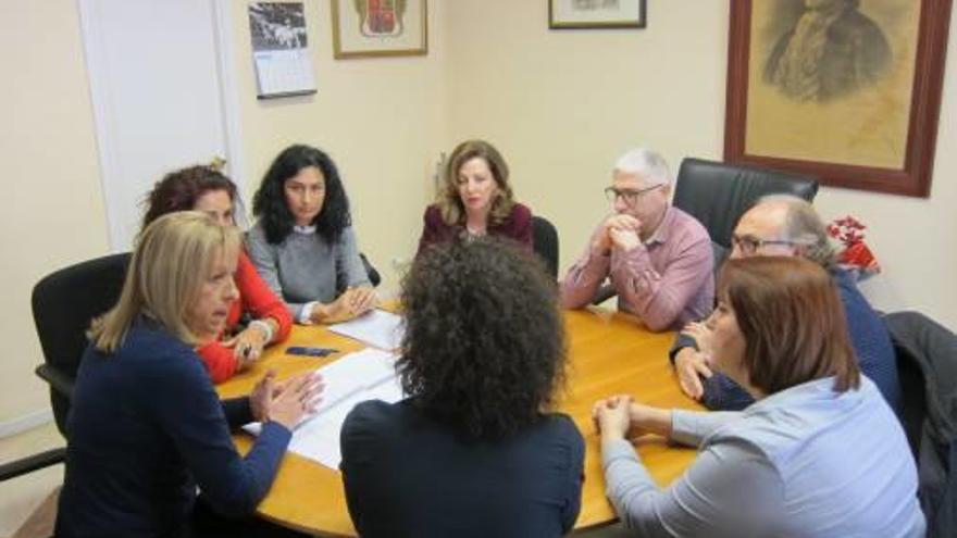 El momento de la firma en el ayuntamiento de Novelda.