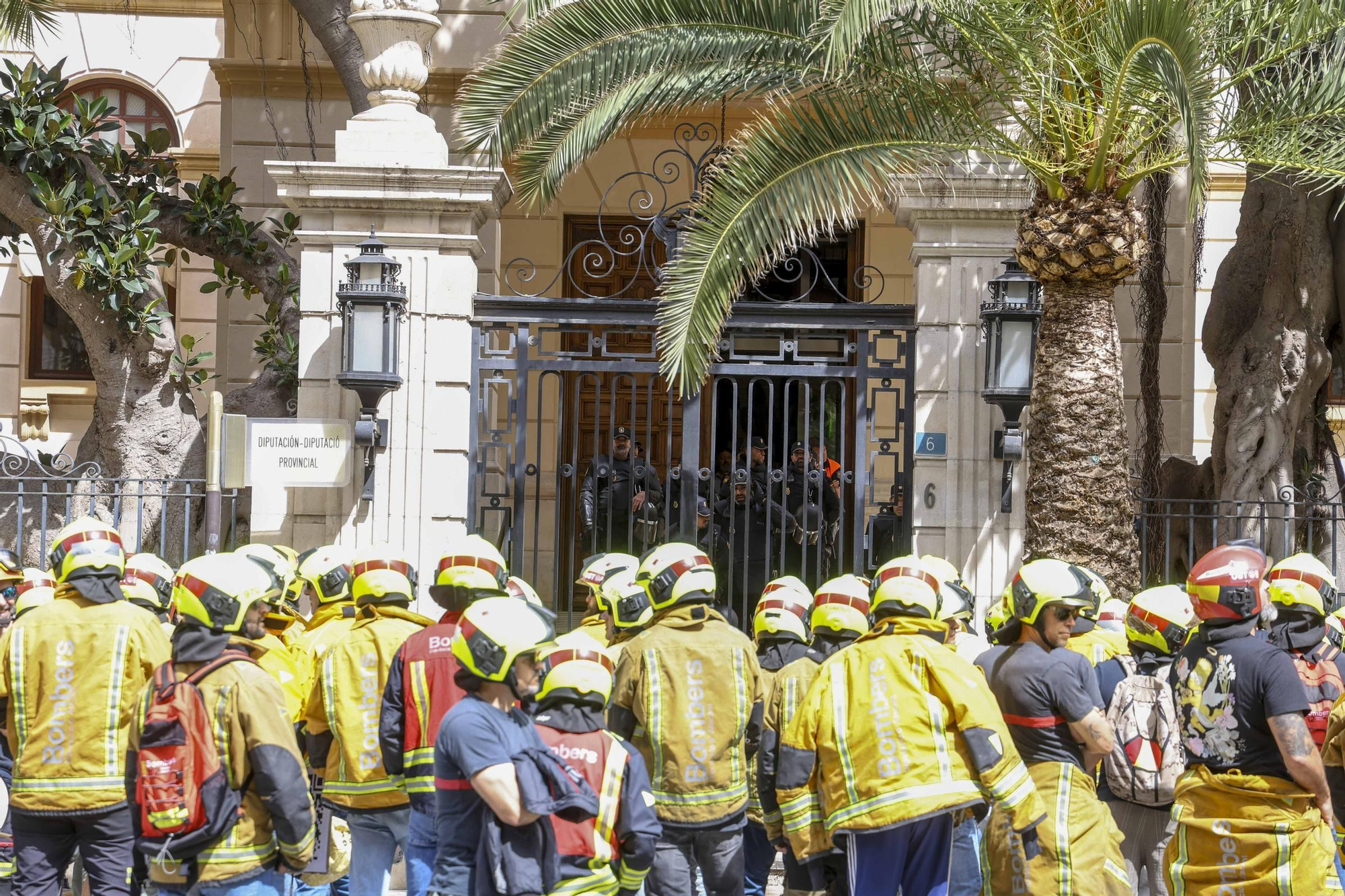Protesta de los bomberos frente a la Diputación de Alicante