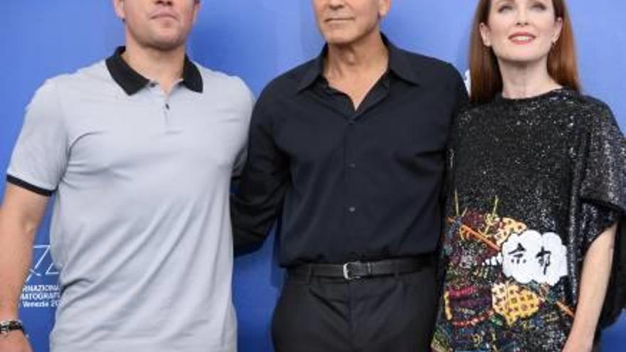 Clooney, en el centro, junto a Matt Damon y Julianne Moore.