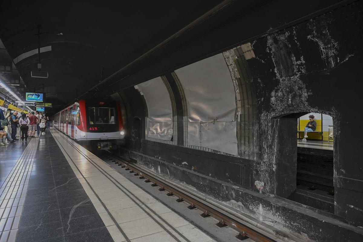 Barcelona renombra simbólicamente 153 estaciones de metro en homenaje a  mujeres por el 8-M - El Periódico