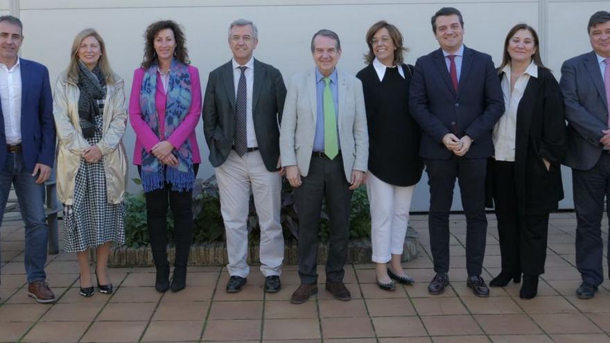 El presidente de la FEMP y alcalde de Vigo, Abel Caballero (c), junto a otros miembros de la federación.