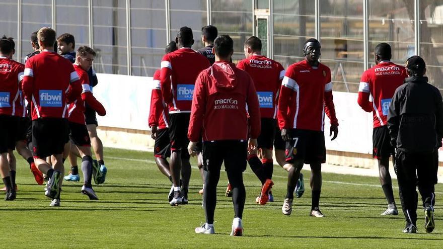 Pereira, con una máscara para proteger su mandíbula, mira a Fernando Vázquez durante el entrenamiento en Son Bibiloni.