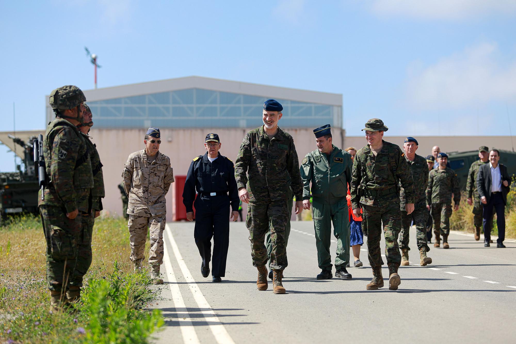 Mira aquí todas las fotos de la visita del Rey Felipe VI a las maniobras militares de Ibiza