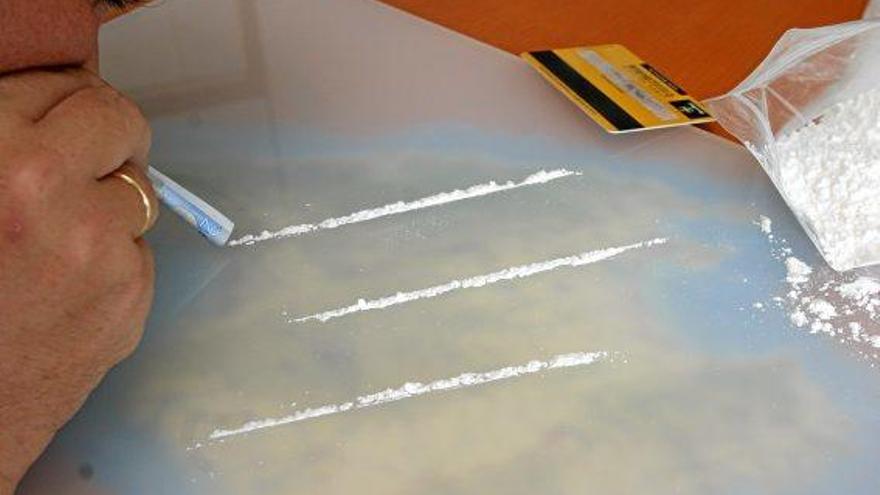 Mit einem unverdächtigen Material nachgestellte Kokainlinien.