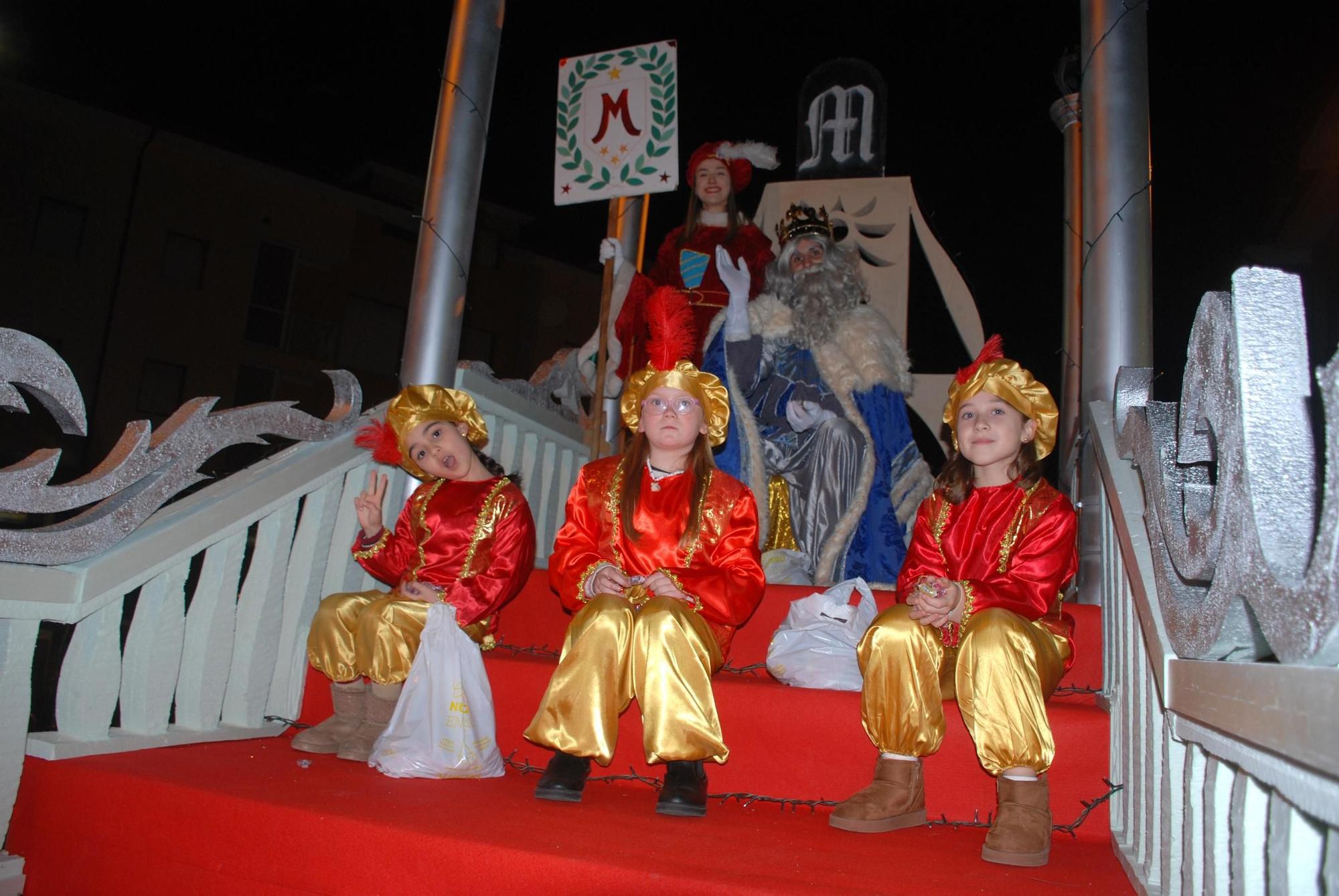 El rey Melchor y sus pajes, en la cabalgata del año pasado en Posada de Llanes.