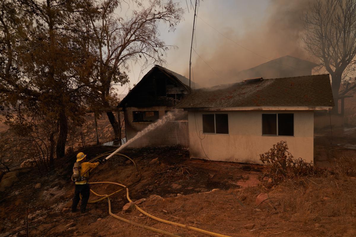 Lucha sin tregua contra el fuego en Hemet (California)