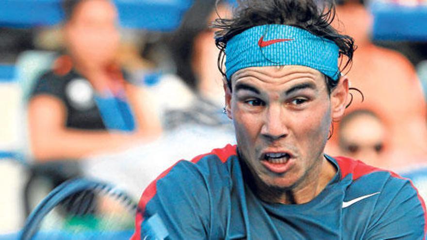 Rafel Nadal golpea la pelota en la pista rápida de Abu Dabi.