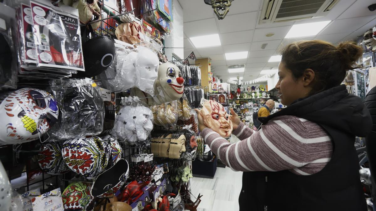 Las tiendas de disfraces se llenan de gente estos días para adquirir productos de Halloween.