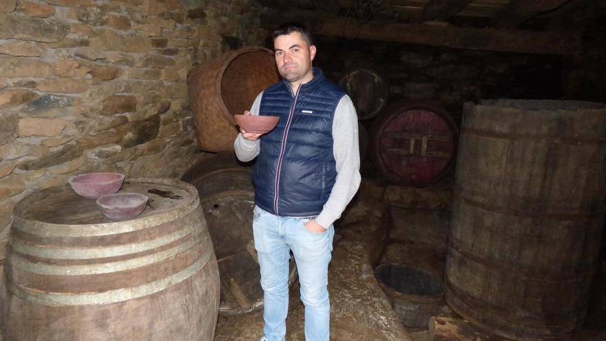 Así es el viaje al pasado del vino de Cangas del Narcea que plantea el bodeguero Luciano Gómez, que ha reconvertido en museo su antigua bodega