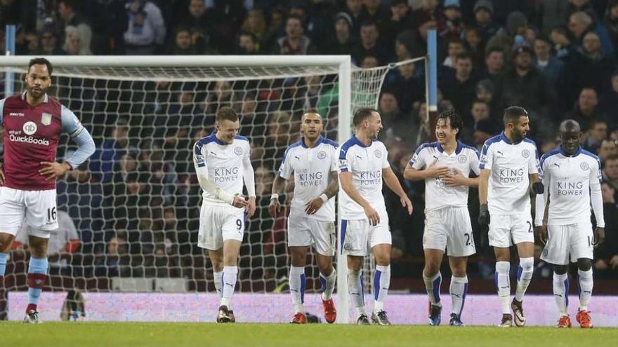 Los atacantes del Leicester City celebrando el gol de Okazaki de este sábado ante el Aston Villa. // EFE/Tim Keeton